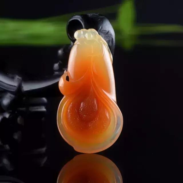 把玩在手心上的国色，黄龙玉的玩赏。爱不释手的玉兰！