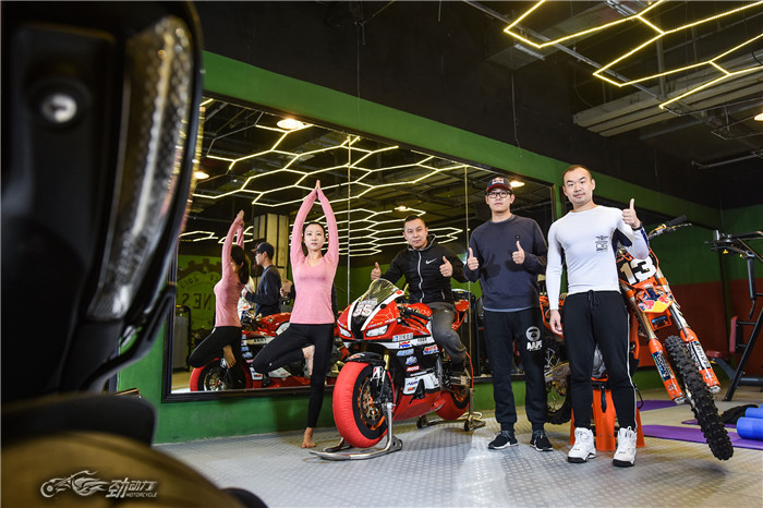 被美女瑜伽教练幸福的“折磨”着