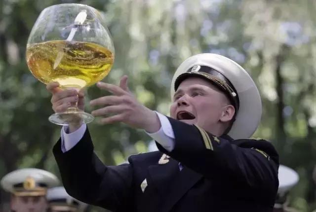 俄罗斯人为了喝酒喝沐浴露,俄罗斯的人真的爱喝酒吗