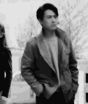 要被靳东的角色蒙蔽了双眼,他本人只有四岁,不能再多!