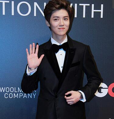 耿直鹿晗真是好脚力，身高不够，踮脚来补，带动大家一起踮起来