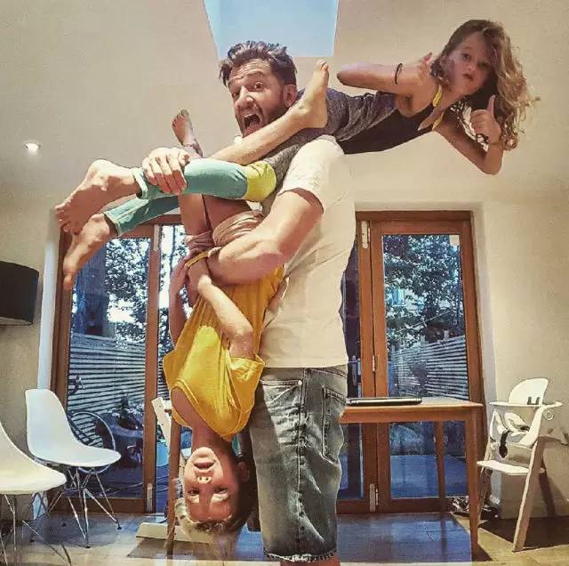 一个娃就够呛了，家有四个小公主怎么办？