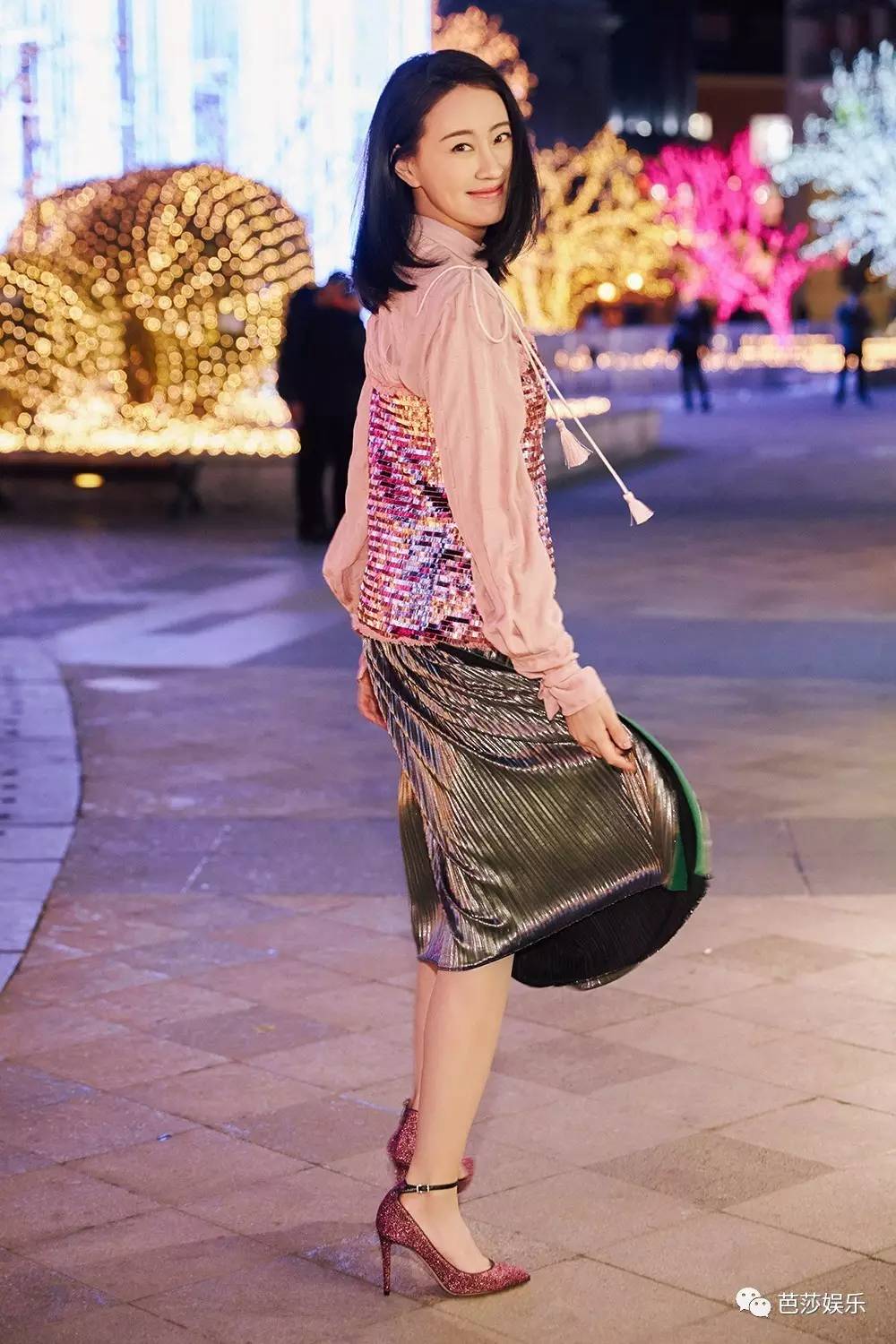 运动条纹星星包，亮闪闪鱼尾裙，从前穿灰布旗袍的王乐君居然这么时髦！