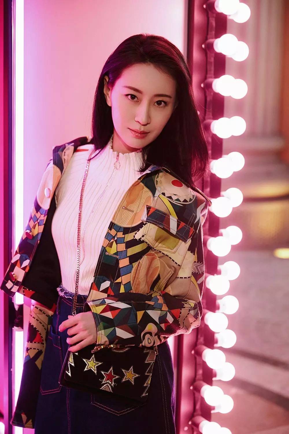 运动条纹星星包，亮闪闪鱼尾裙，从前穿灰布旗袍的王乐君居然这么时髦！