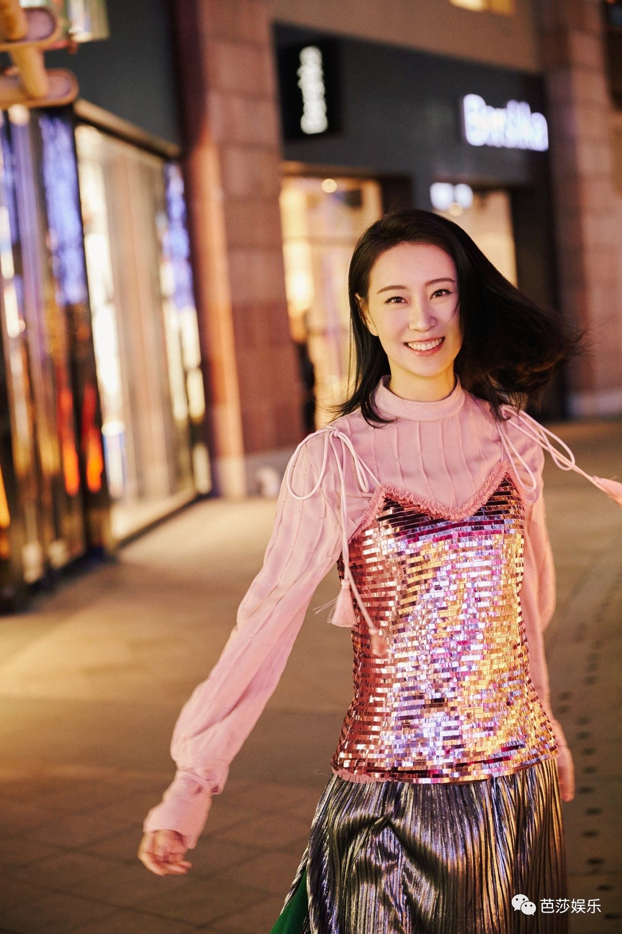 运动条纹星星包，亮闪闪鱼尾裙，从前穿灰布旗袍的王乐君居然这么时髦！