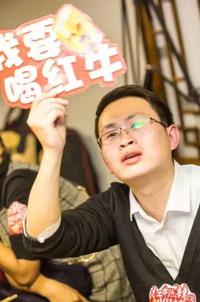 「有福利！」凤望龙门开业来，只有四人吃到最后的特辣锅，我们挑战了全素菜