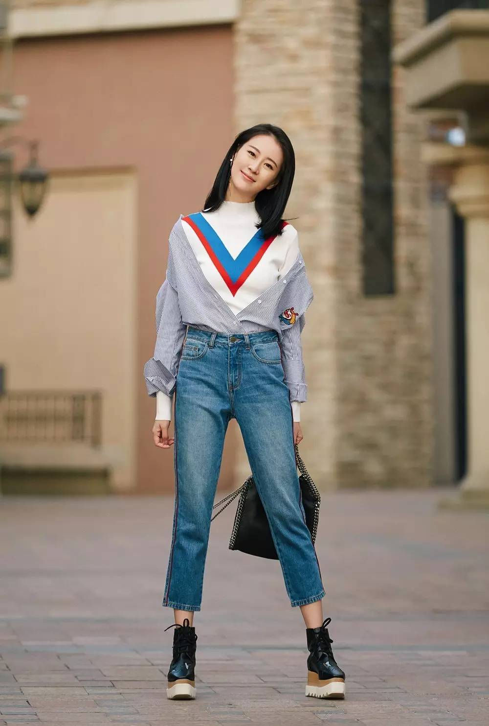 运动条纹星星包，亮闪闪鱼尾裙，从前穿灰布旗袍的王乐君居然这么时髦！