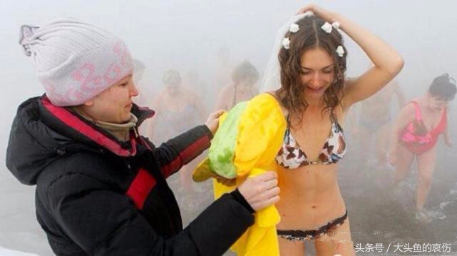 农村办婚礼，只服俄罗斯这群男女，零下30度光穿比基尼！