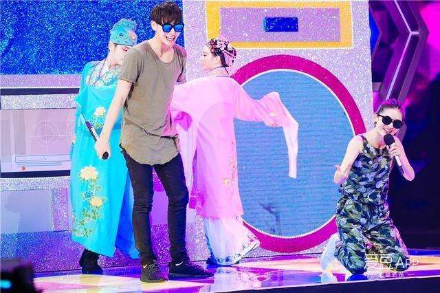 张艺兴和黄子韬同台,张艺兴和陈伟霆黄子韬跳舞