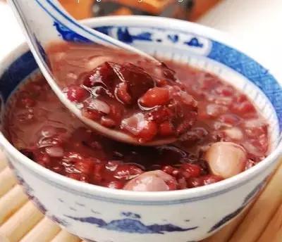 过年要喝腊八粥，再去天鹅恋酒店秀恩爱