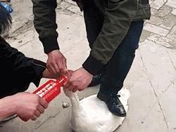 和往常一样，我的父亲喝了点酒，一场家庭*力暴**即将发生