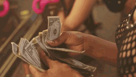 没钱装逼，她用假包换了100万......