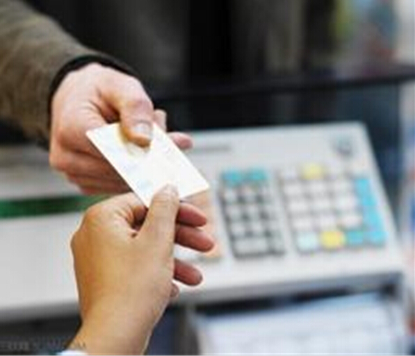 结婚后老公的工资卡交给婆婆,老公工资卡找不到婆婆手里