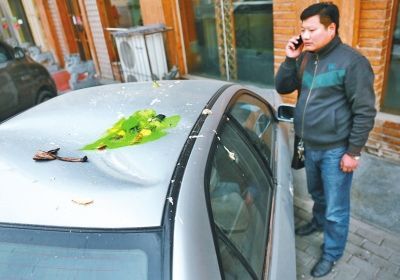 车顶砸了一个坑修复需要多少钱,车顶被砸了个坑可以报保险吗