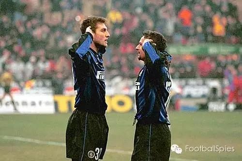 巴乔94年背影图片,49岁的巴乔照片