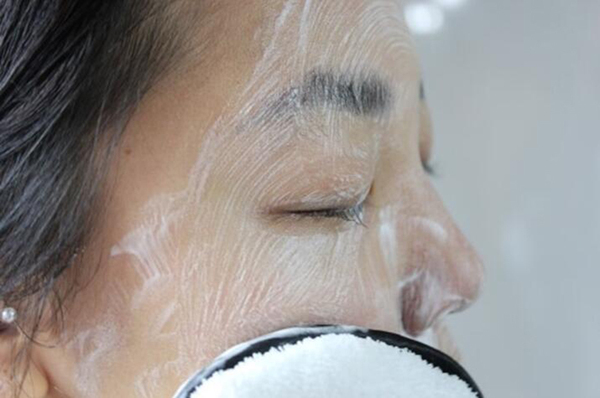 下巴和鼻子周围长痘痘,为什么鼻子周围红红的长痘痘痒