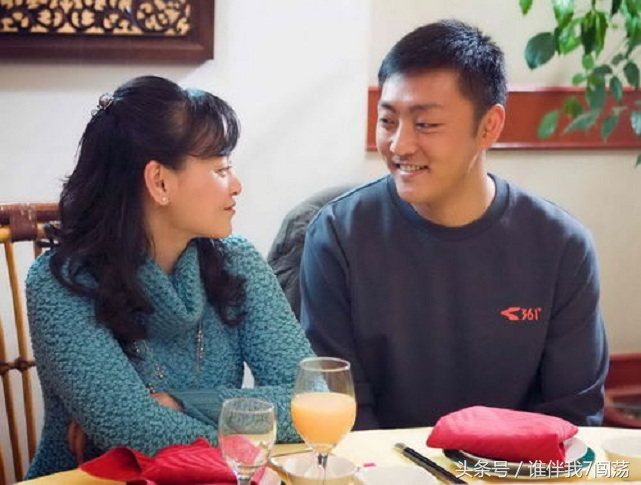 这个和孙继海合影的健硕男叫赵达，为演鬼吹灯王胖子，成了这样！