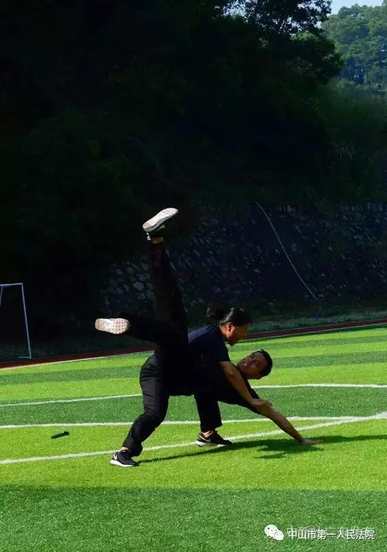 警花揭秘法警身上的法器,警花揭秘法警身上“法器”