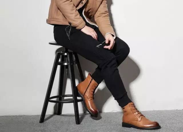 每个女人都应该拥有一双马丁靴,每个人都要有一双马丁靴