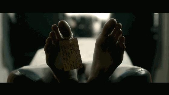 这具尸体一动不动，却制造了年度恐怖大戏！