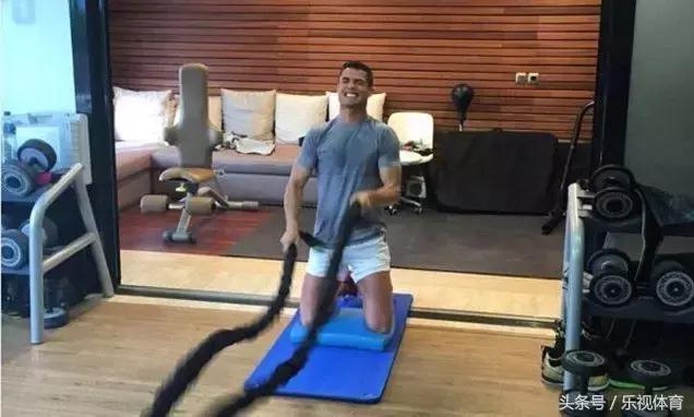 22岁的c罗获得世界足球先生第三名,c罗几次被评为世界足球先生