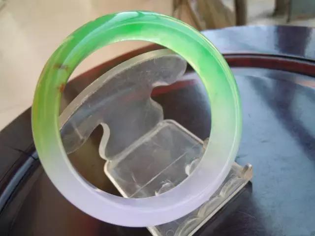 翡翠打紫光灯有荧光反应是a货吗,d货翡翠都有哪些图片