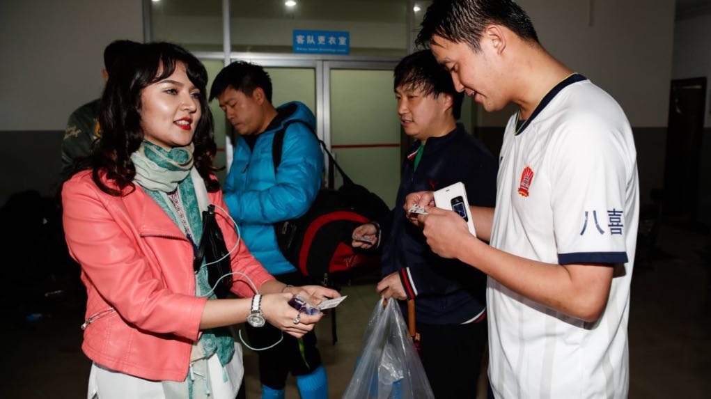 中国足球联赛足球宝贝演出,中国足球比赛助威视频