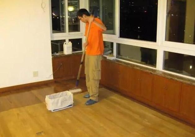 地板不行了想翻新一下贴什么好啊,旧地板翻新用什么最好