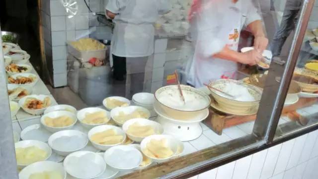 洞子口张老二凉粉招牌菜,洞子口张老二凉粉锅盔