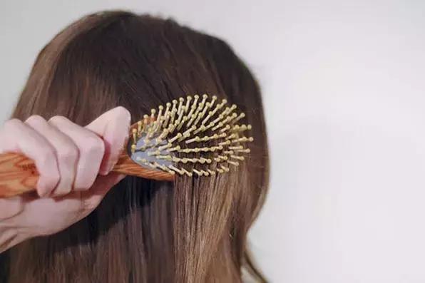 头发毛躁容易起静电用什么洗发水,头发疯狂掉跟换了洗发水有关系吗