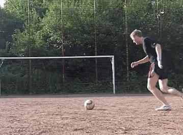 左脚射门技巧,怎么用左脚射门又准力量还大