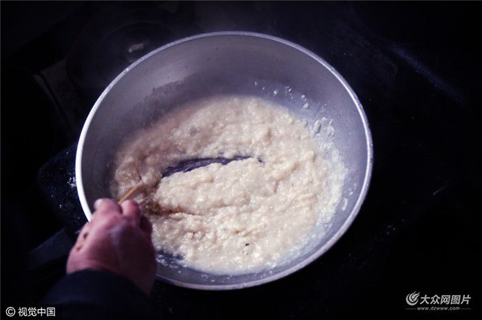 针线间的爱探访*安泰**手艺人制作绣花鞋垫