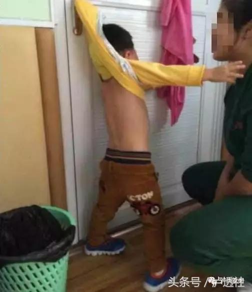 泸州某幼儿园将两名幼儿挂门上老师:开玩笑