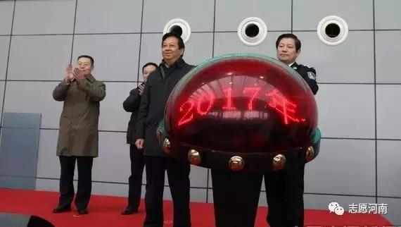 温暖春运志愿者在行动 (党员志愿者温暖春运回家路)