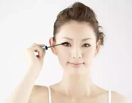 睫毛膏卸妆和刷法技巧,睫毛膏用水还是油怎么才能卸干净