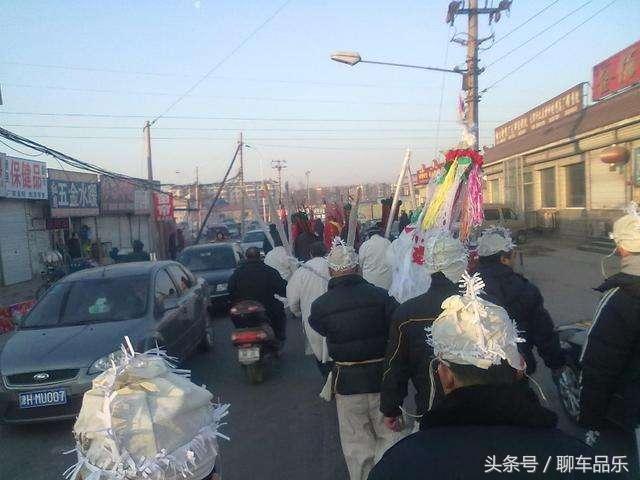 开车遇到白事车队有什么讲究,开车遇到白事车队怎么办