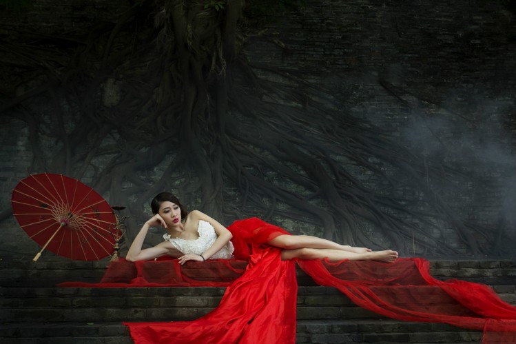 女鬼在坟地里,女鬼在坟地