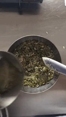 正宗南瓜子酥做法,南瓜子酥简单做法