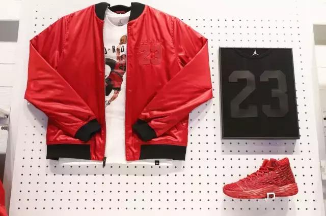 我们带着MeloM13来到即将重装开业的NIKE体验店