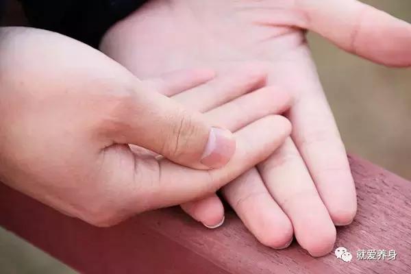 中医腋下出汗多是什么原因引起的,这几个部位出汗你可要当心了