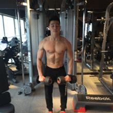 健身如何纠正溜肩姿势,健身新手怎么练肩