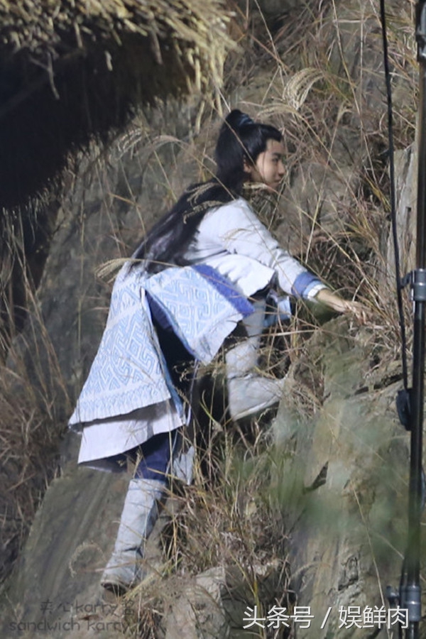 王俊凯跨年演唱会和张杰对比,王俊凯跳山羊