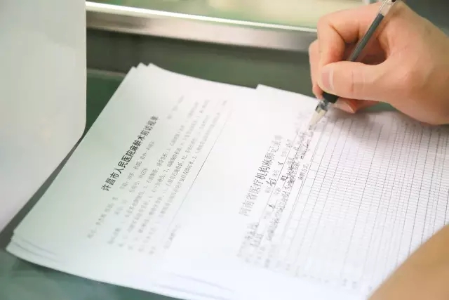 镜头见证生命重启之旅，纪录医者仁心，许昌外科医生的新年故事