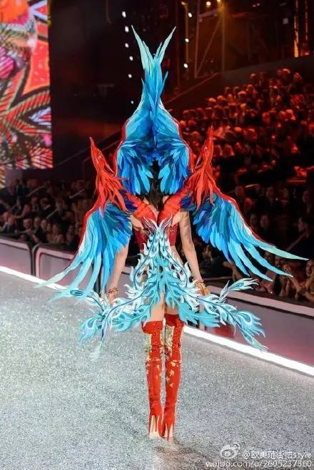 看中国维密超模反应视频,歪果仁看张靓颖维密秀