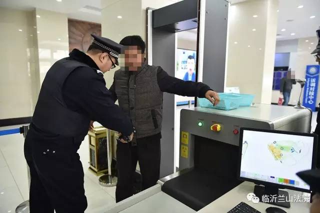 震惊!有农药、有刀……法警告诉你法院安检有多重要!