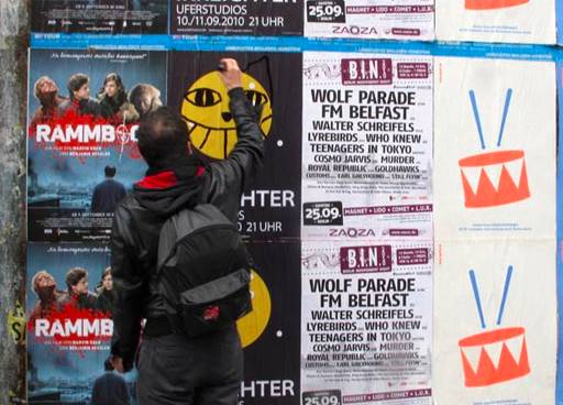 有一个街头艺术家把一只猫涂遍了巴黎，后来它遍布了全世界