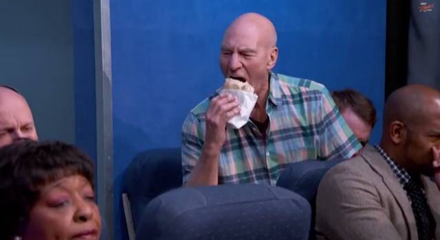 带孩子的外国家长为表歉意,向同行乘客发糖,引发网友大讨论