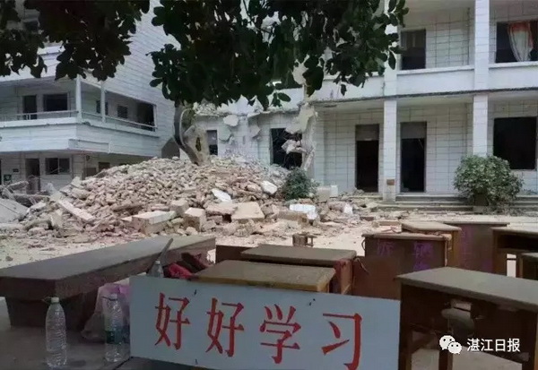 保留旧教学楼和拆除教学楼,被拆除的旧教学楼