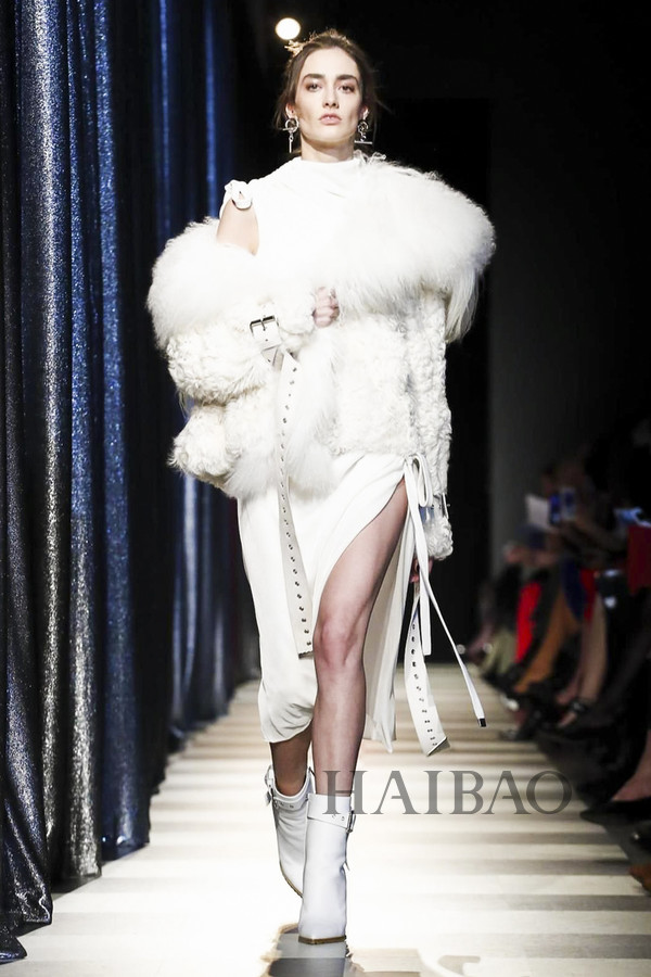 浪漫与柔媚的无限延伸！Monse2017秋冬女装秀，海报网带你亲临2017秋冬纽约时装周