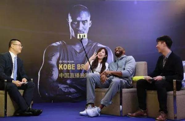 给c罗颁奖视频,懂球帝8周年热评c罗